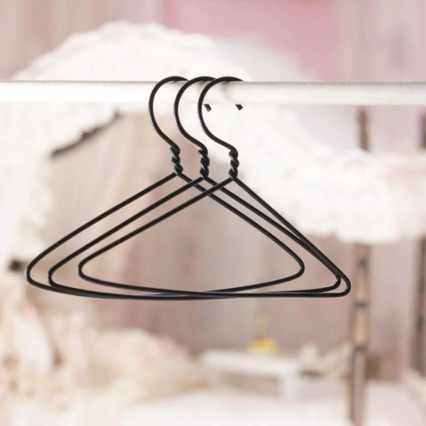 Small hangers are very useful. Come and open the hangers to hide the usage!